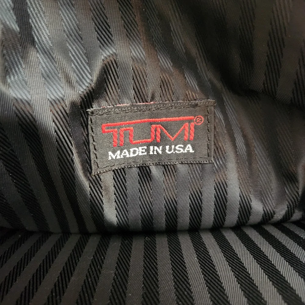 TUMI laptop messenger bag Style 223D3 Nylon Black Travel Career Business Black